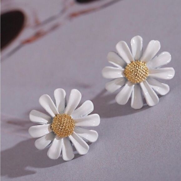 🌺 Betsey Johnson he loves me, he loves me not, Daisy earrings 🌺 - Picture 4 of 4